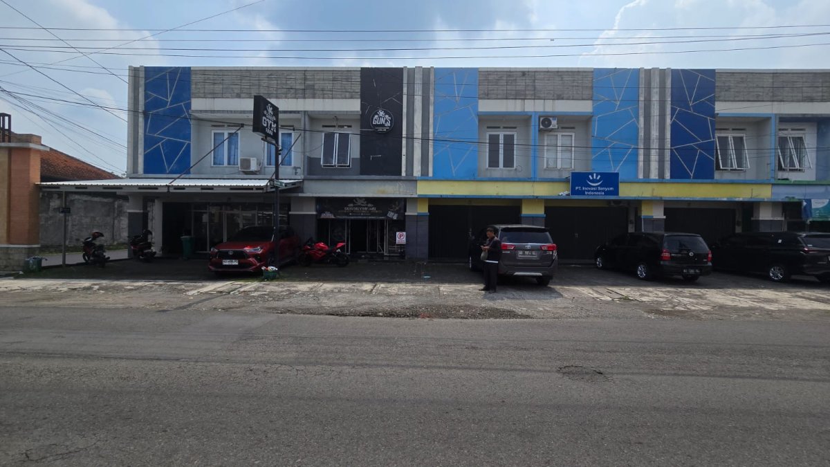 Ruko Strategis Beserta Usaha Gym dan Peralatan di Fajar Indah