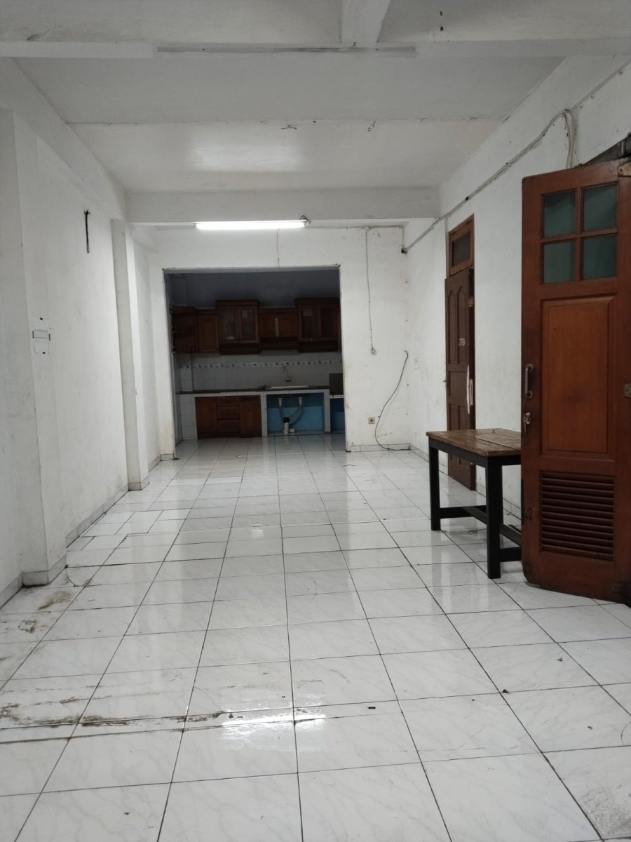 DISEWAKAN RUMAH SIAP HUNI, BANGUNAN FULL BATA MERAH, LOKASI STRATEGIS BEBAS BANJIR - Foto 2