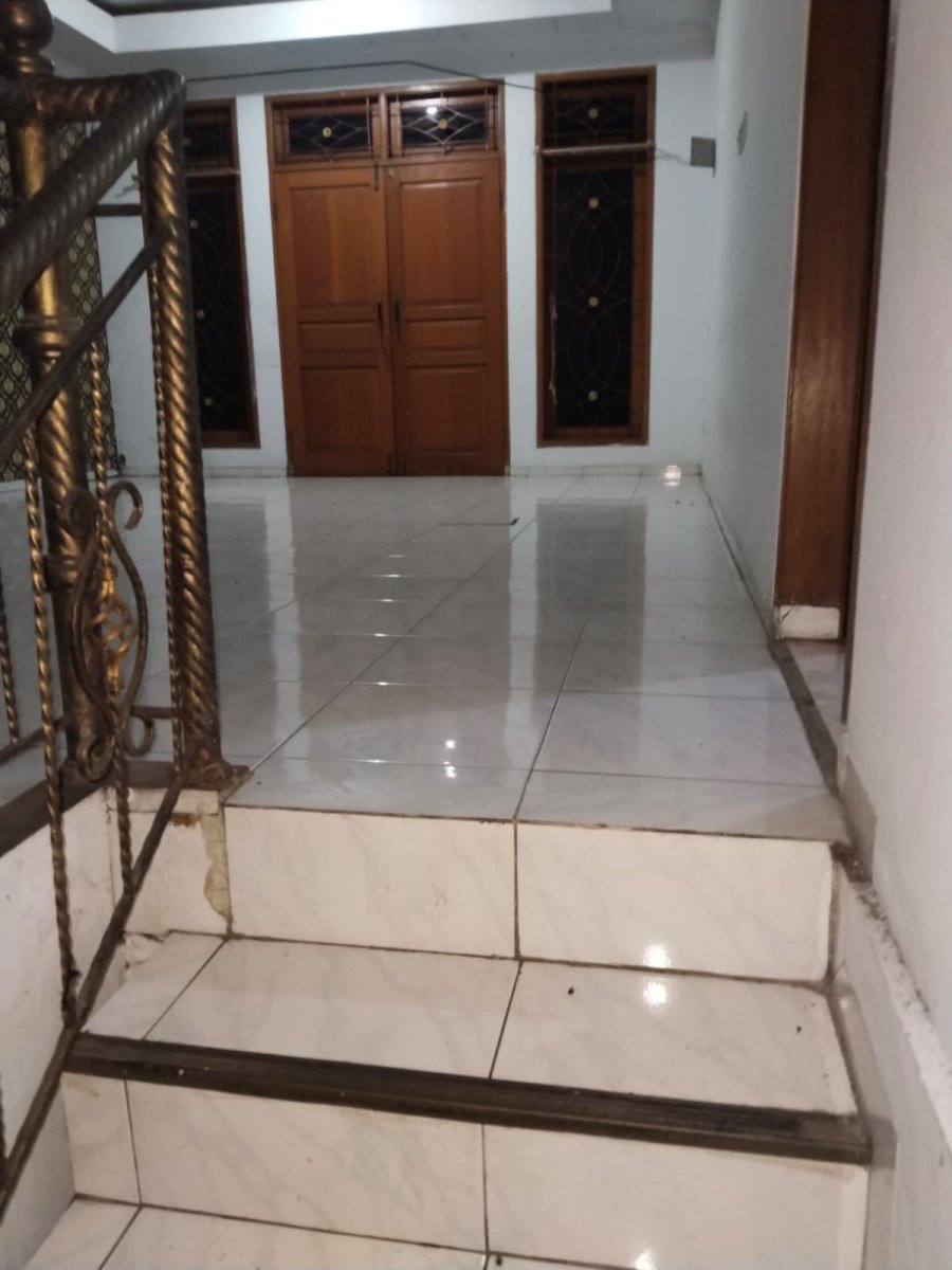 DISEWAKAN RUMAH SIAP HUNI, BANGUNAN FULL BATA MERAH, LOKASI STRATEGIS BEBAS BANJIR - Foto 6
