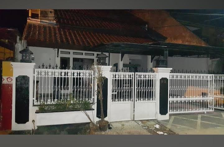 RUMAH STRATEGIS SIAP HUNI, BEBAS BANJIR , MEMILIKI ROOFTOP PADA BAGIAN ATAS NYA - Foto 2