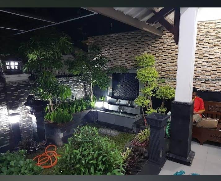 RUMAH STRATEGIS SIAP HUNI, BEBAS BANJIR , MEMILIKI ROOFTOP PADA BAGIAN ATAS NYA