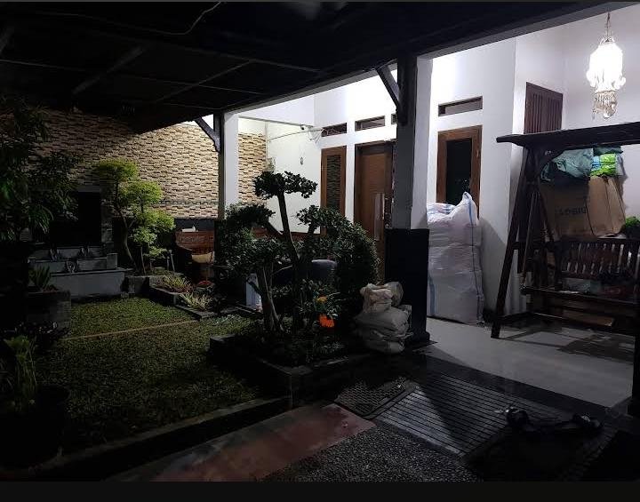 RUMAH STRATEGIS SIAP HUNI, BEBAS BANJIR , MEMILIKI ROOFTOP PADA BAGIAN ATAS NYA - Foto 3
