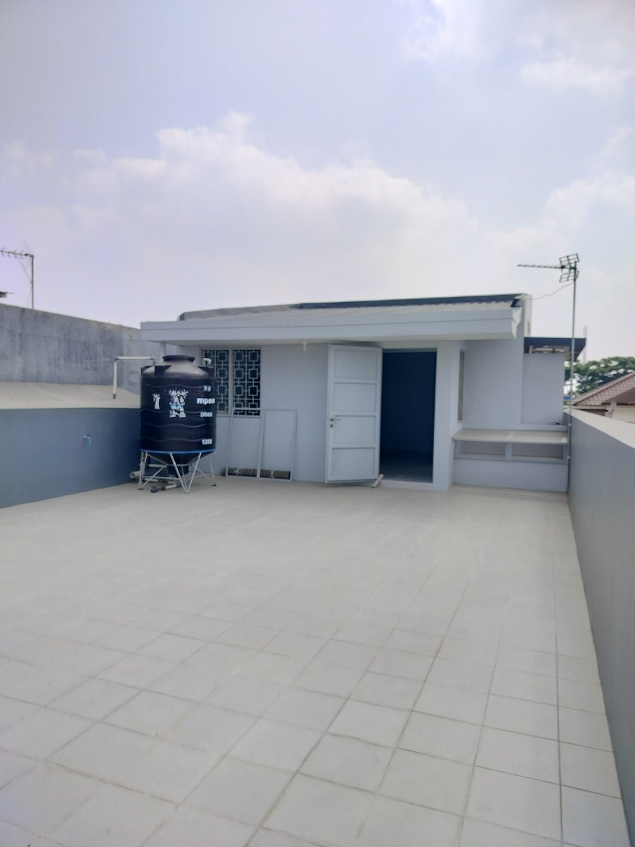 Rumah baru siap huni semi furniture dekat pusat keramaian dan jalan slamet riyadi solo - Foto 14