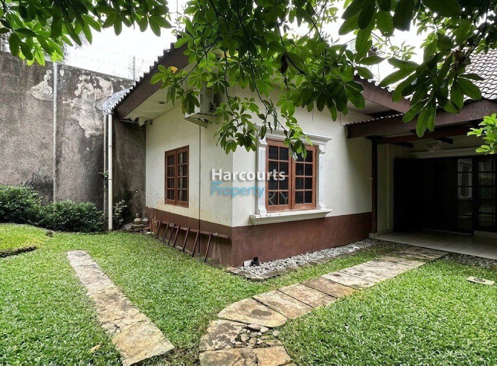 Dijual Rumah Lama Siap Huni 1 Lantai Depan Taman Area Menteng - Foto 6
