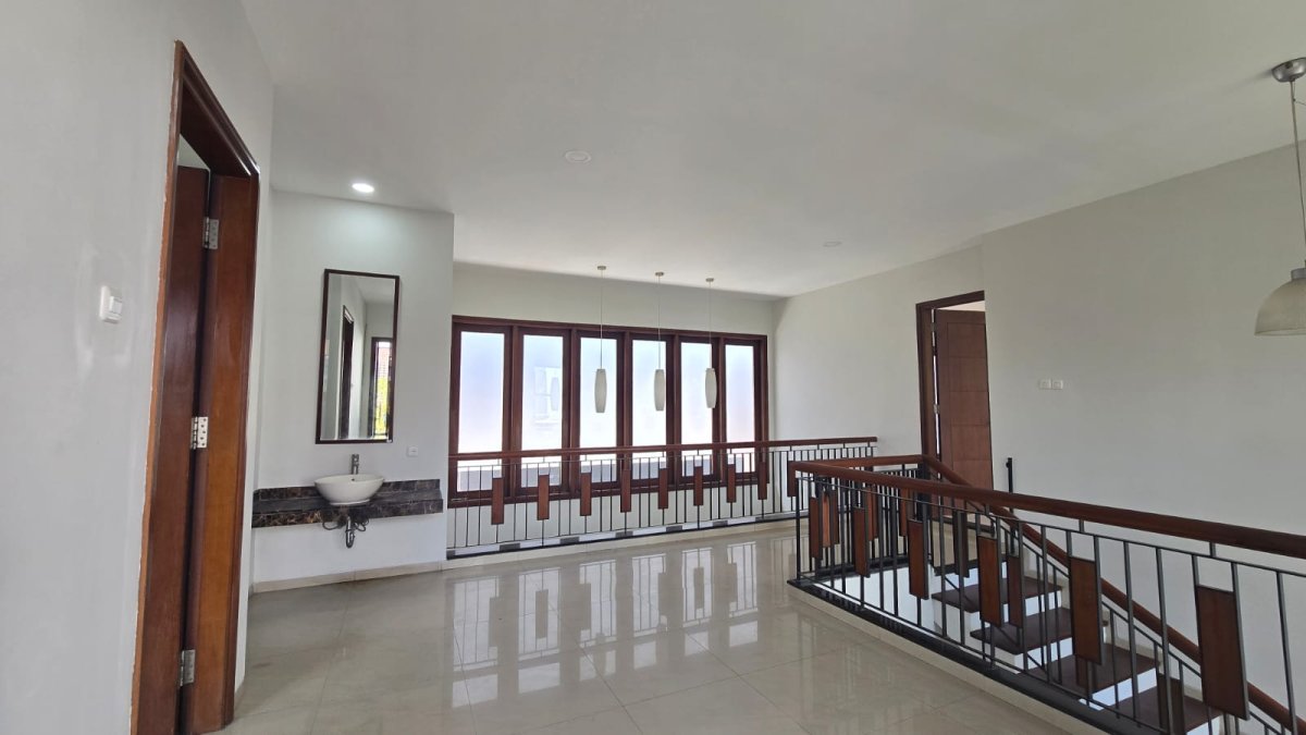 Rumah Mewah Minimalis di Cluster Elite Solo Baru - Foto 7
