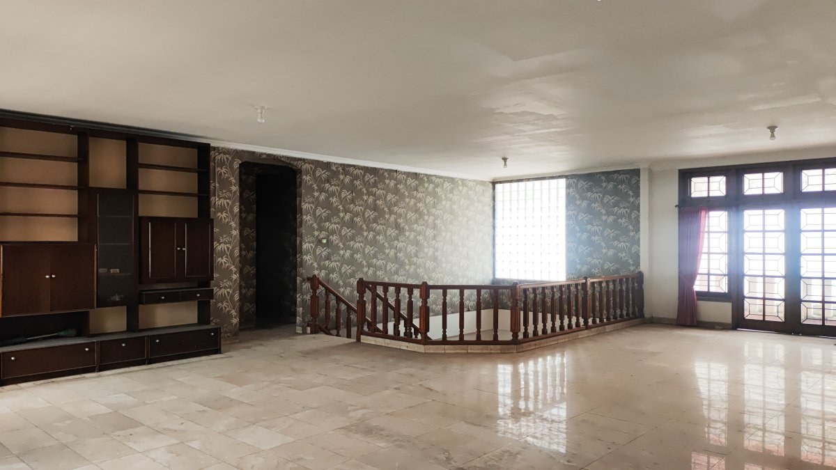 LANGKA! Rumah Hook/Luas LT 770m² Pulo Mas Jakarta Timur, Banting Harga 12 M - Foto 2