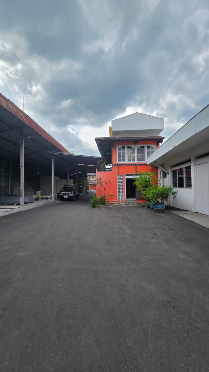 Rumah Mewah dan Gudang atau Ruang Usaha Super Strategis di Jalan Raya Adi Sucipto