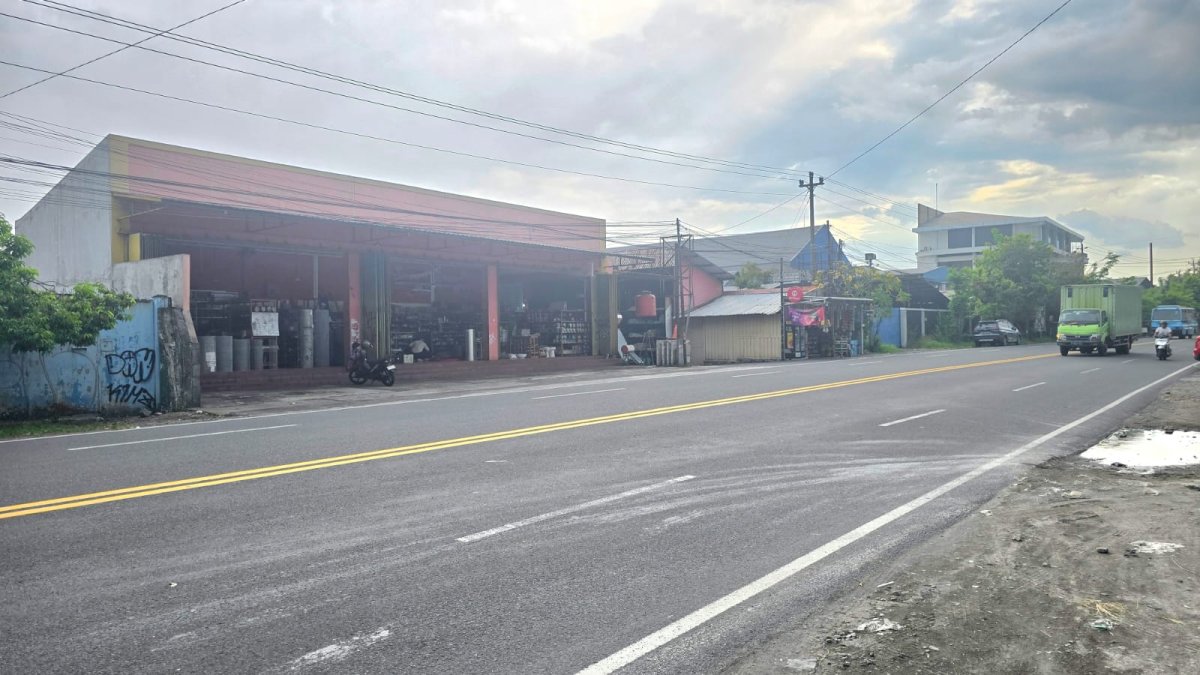 Rumah Mewah dan Gudang atau Ruang Usaha Super Strategis di Jalan Raya Adi Sucipto - Foto 4