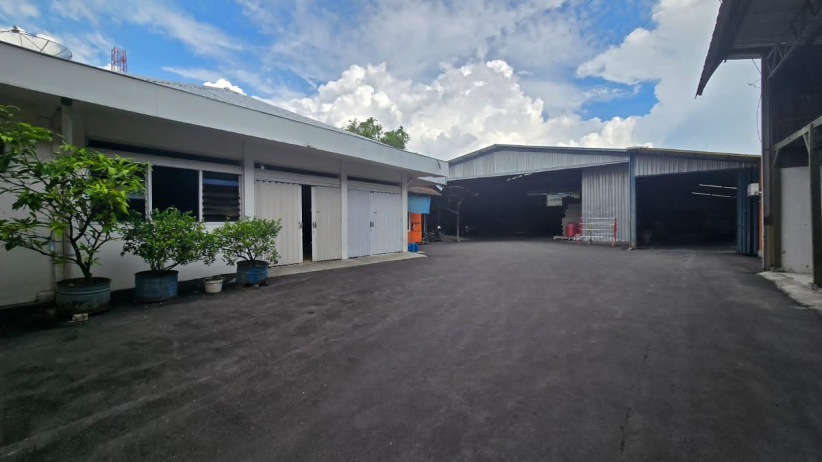Rumah Mewah dan Gudang atau Ruang Usaha Super Strategis di Jalan Raya Adi Sucipto - Foto 7