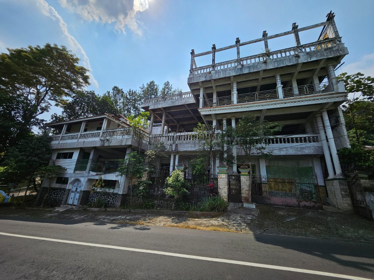 Bekas Asrama 4 Lantai di Karangpandan