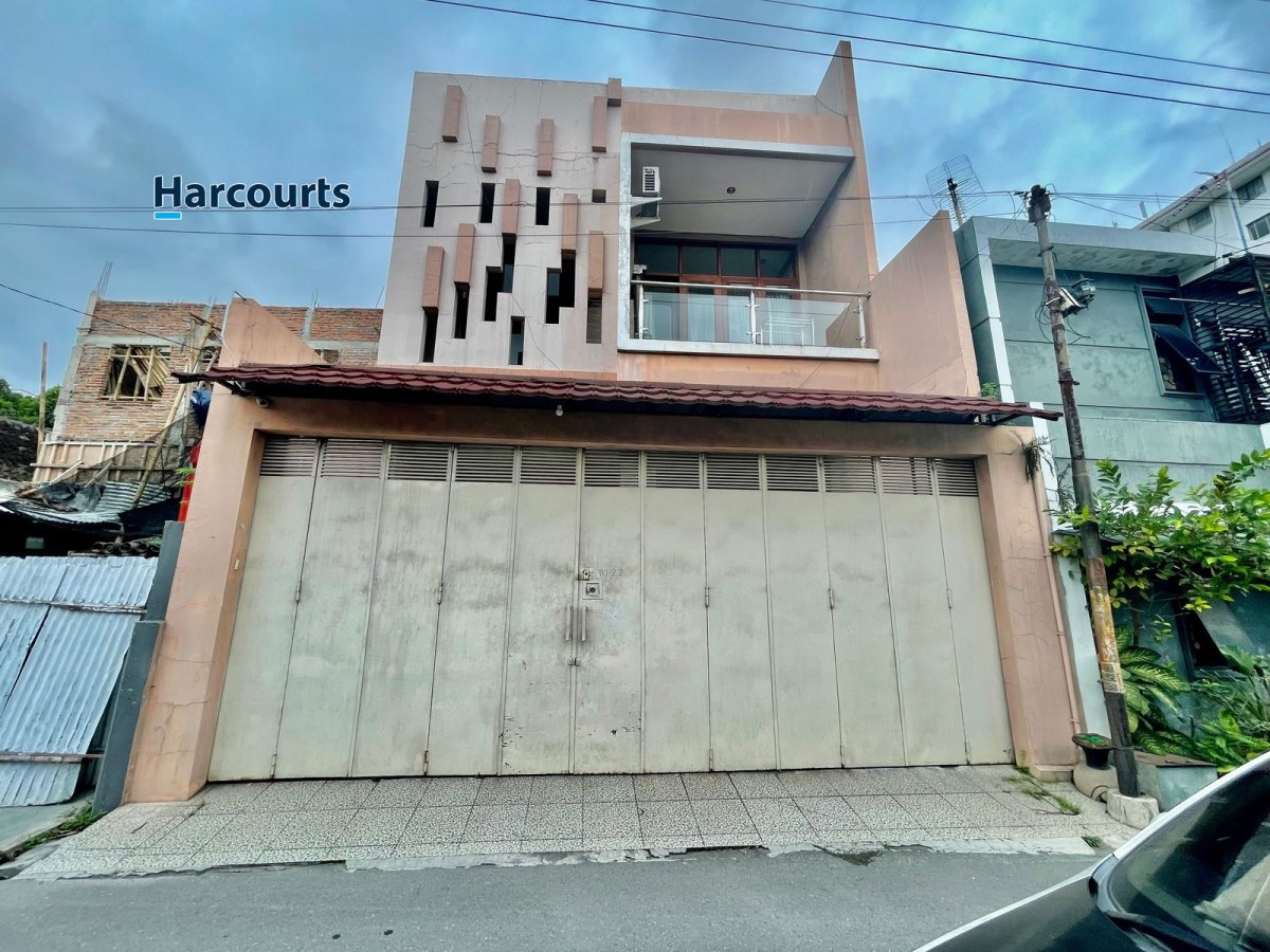 Rumah 2,5 Lantai dengan Rooftop Dekat Solo Paragon Mall Ketelan