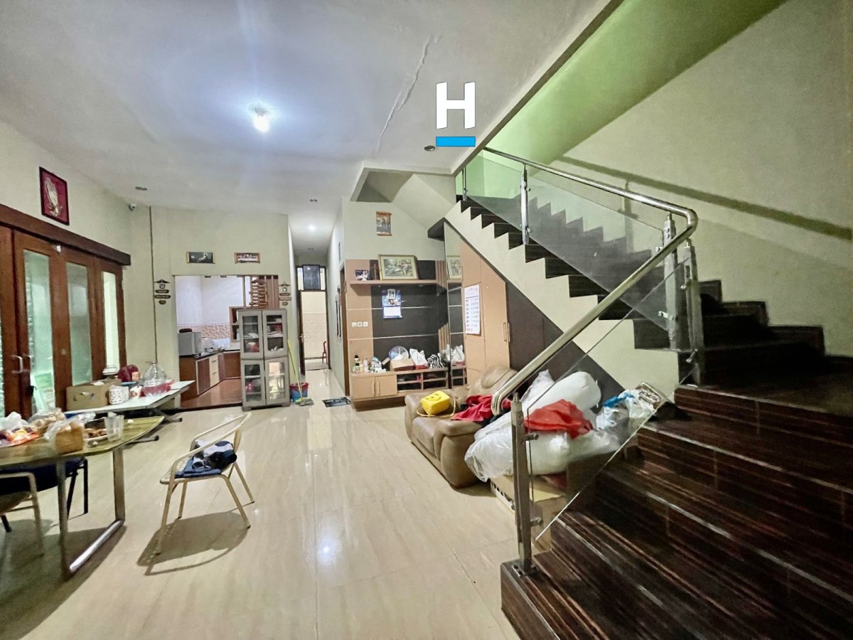 Rumah 2,5 Lantai dengan Rooftop Dekat Solo Paragon Mall Ketelan - Foto 8