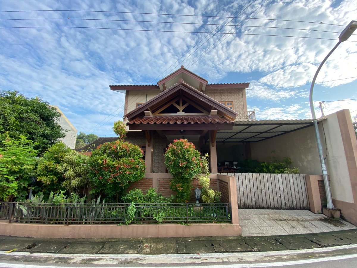 Rumah Etnik Bagus 2 Lantai Full Furnished di Gajahan