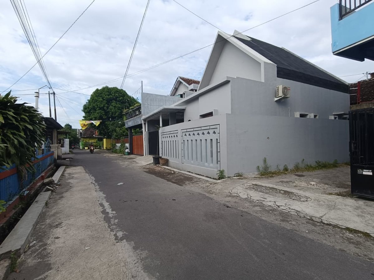 Rumah Bagus Bangunan Baru Full Furnished di Gonilan Kartasura - Foto 2