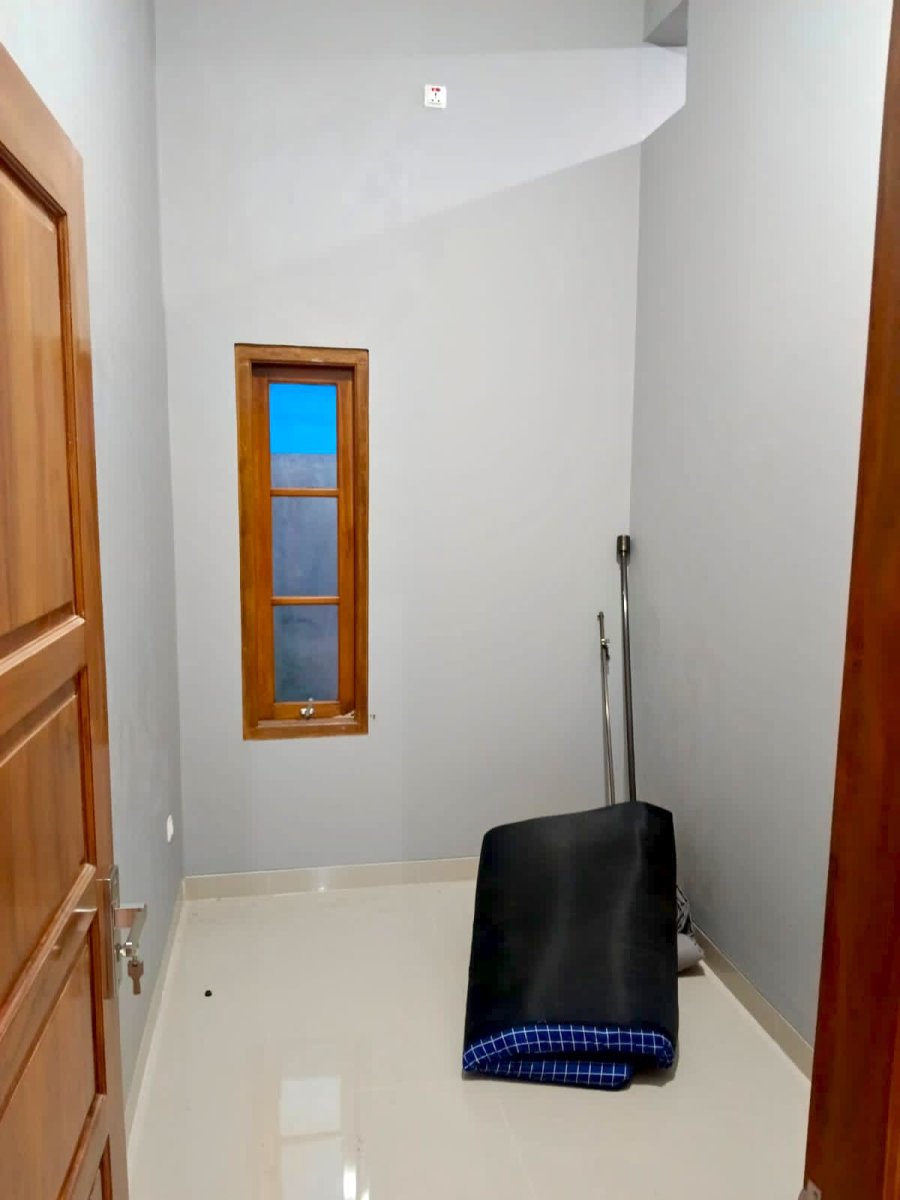 Rumah Bagus Bangunan Baru Full Furnished di Gonilan Kartasura - Foto 12
