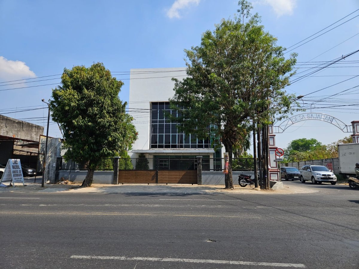 Ruang Usaha dan Ruko 3 Lantai Siap Pakai dengan Inner Courtyard di Jalan Adisucipto Solo