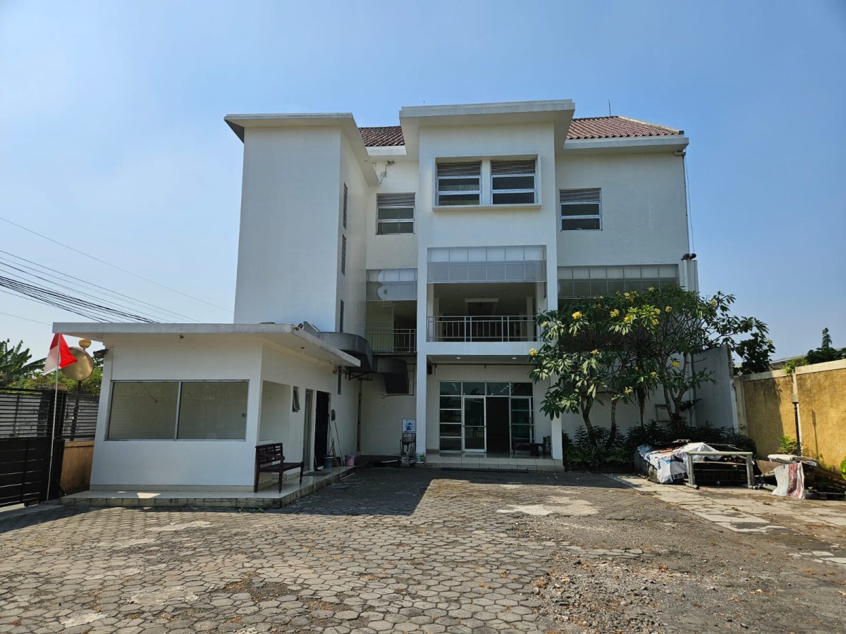 Ruang Usaha dan Ruko 3 Lantai Siap Pakai dengan Inner Courtyard di Jalan Adisucipto Solo - Foto 2