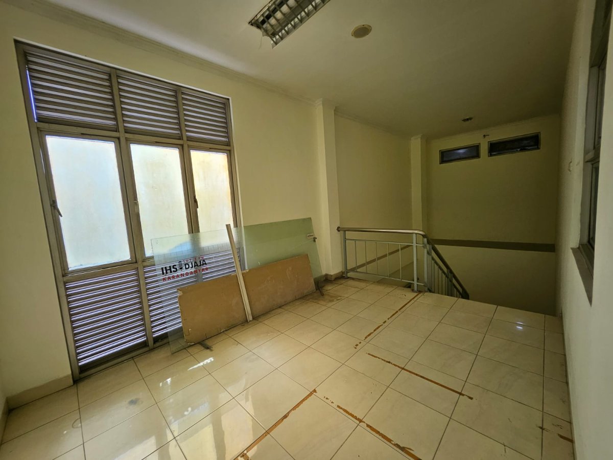 Ruang Usaha dan Ruko 3 Lantai Siap Pakai dengan Inner Courtyard di Jalan Adisucipto Solo - Foto 3