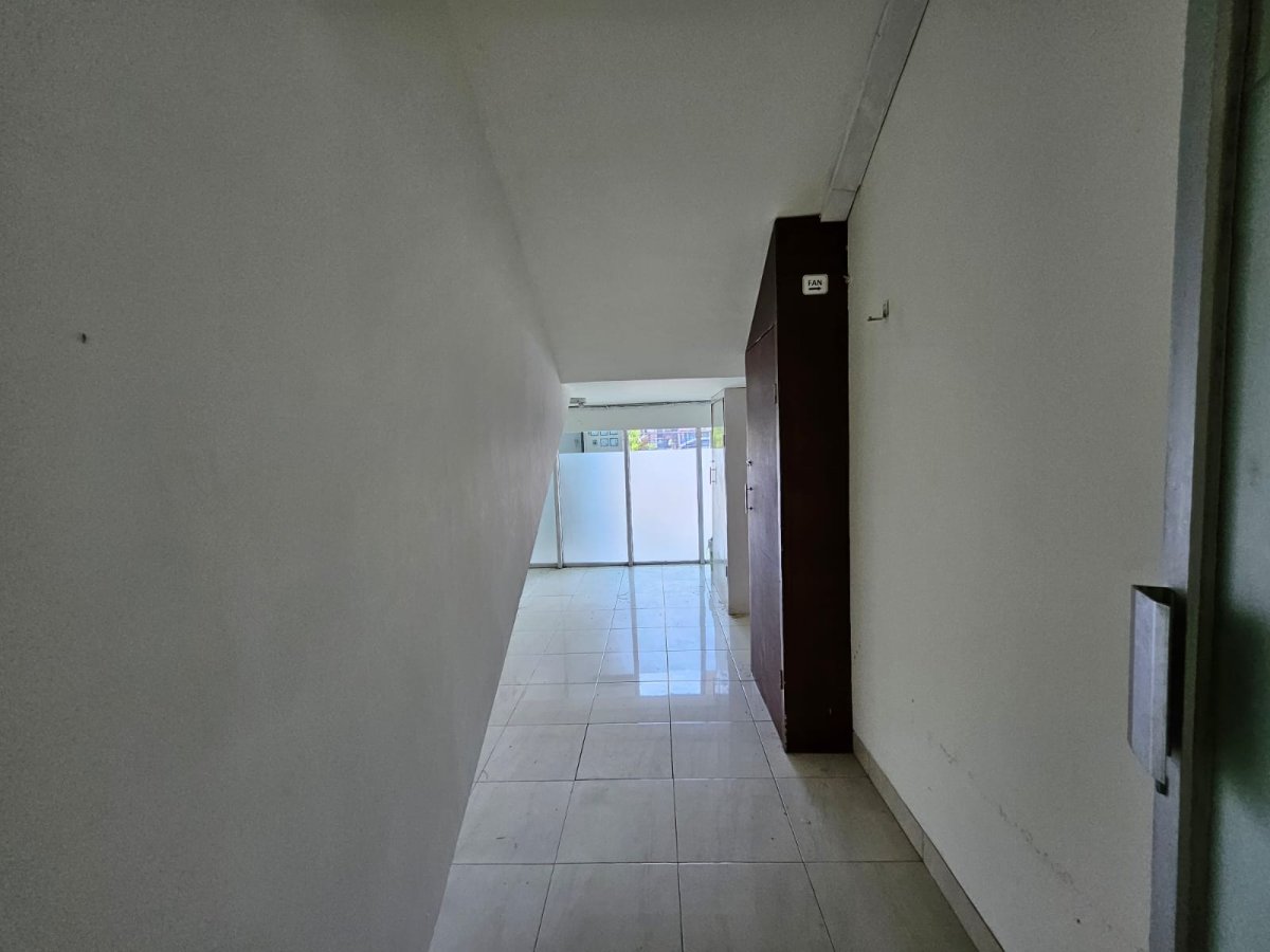 Ruang Usaha dan Ruko 3 Lantai Siap Pakai dengan Inner Courtyard di Jalan Adisucipto Solo - Foto 4