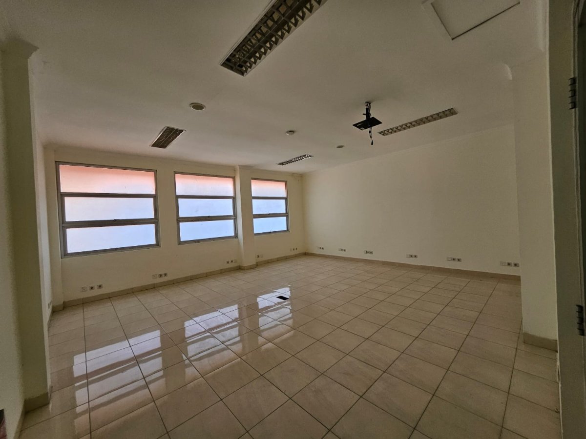 Ruang Usaha dan Ruko 3 Lantai Siap Pakai dengan Inner Courtyard di Jalan Adisucipto Solo - Foto 5