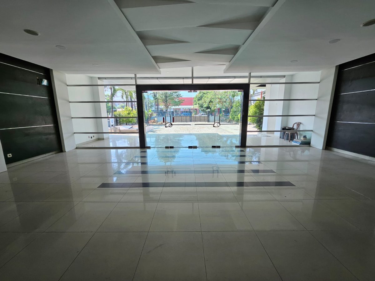Ruang Usaha dan Ruko 3 Lantai Siap Pakai dengan Inner Courtyard di Jalan Adisucipto Solo - Foto 7