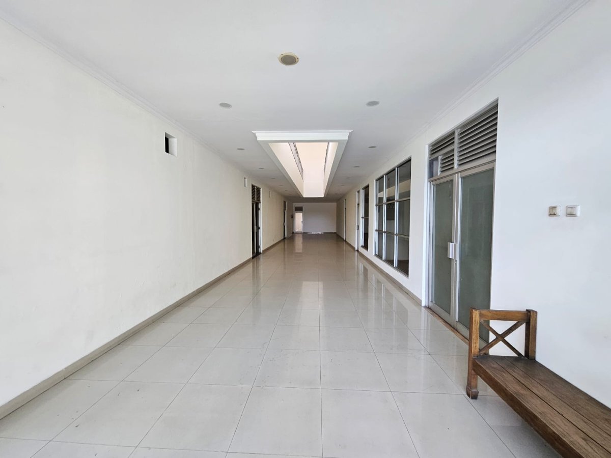 Ruang Usaha dan Ruko 3 Lantai Siap Pakai dengan Inner Courtyard di Jalan Adisucipto Solo - Foto 9