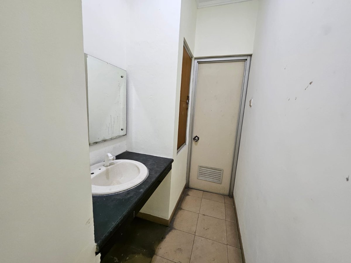 Ruang Usaha dan Ruko 3 Lantai Siap Pakai dengan Inner Courtyard di Jalan Adisucipto Solo - Foto 12