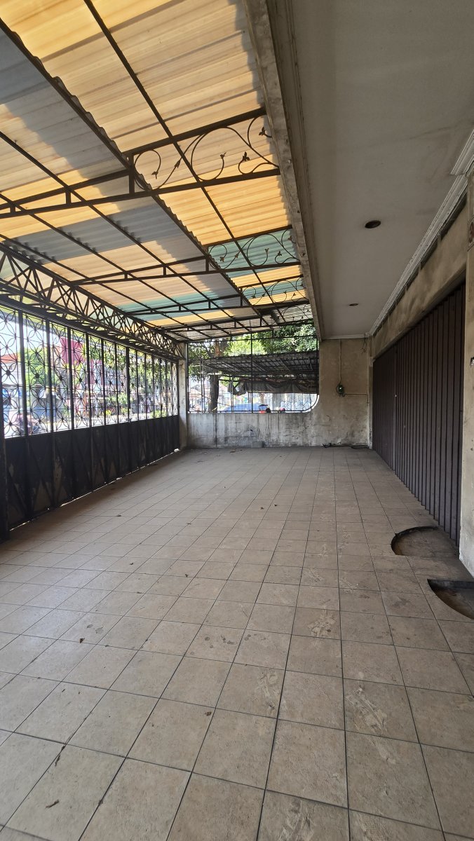 Rumah Mewah Dan Ruang Usaha Strategis di Manahan Banjarsari Solo - Foto 3