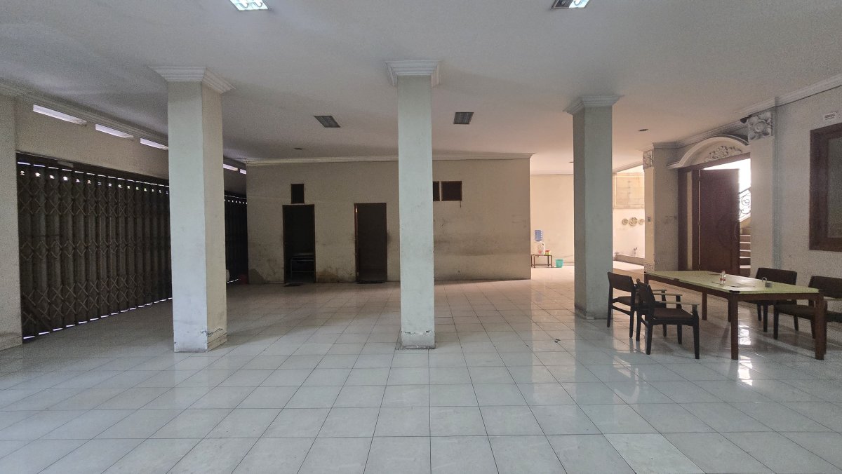 Rumah Mewah Dan Ruang Usaha Strategis di Manahan Banjarsari Solo - Foto 4