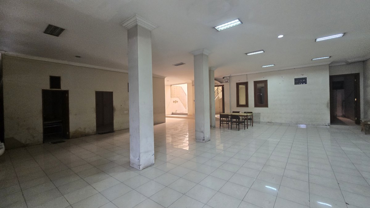 Rumah Mewah Dan Ruang Usaha Strategis di Manahan Banjarsari Solo - Foto 5