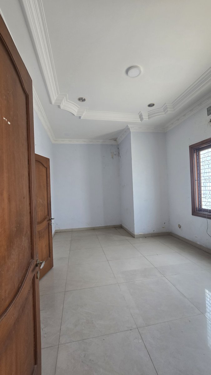 Rumah Mewah Dan Ruang Usaha Strategis di Manahan Banjarsari Solo - Foto 10