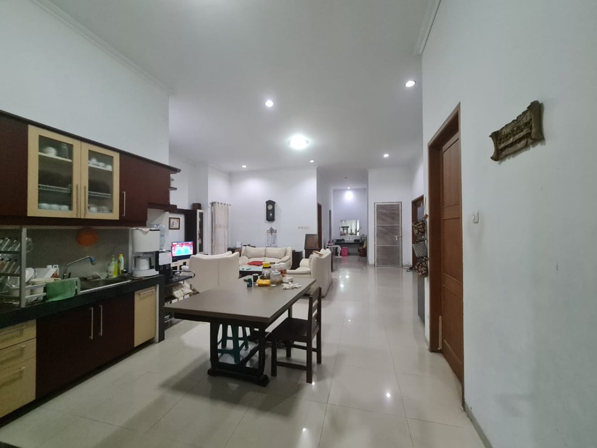 Rumah Mewah Bagus di Perumahan Puri Gading Solo Baru - Foto 2