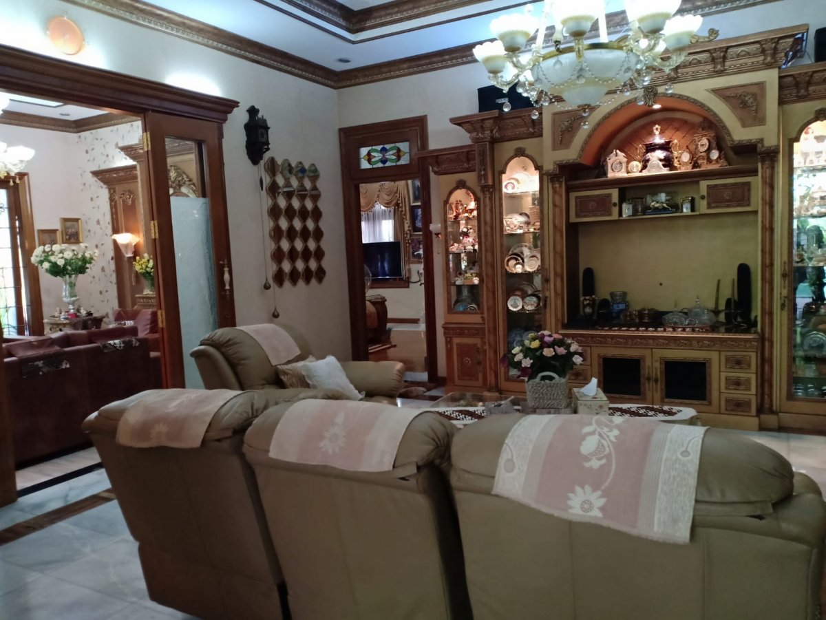 Rumah Mewah Full Furnished di Kerten Laweyan Solo - Foto 9