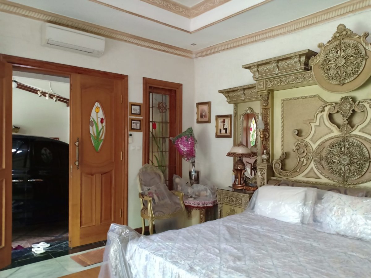 Rumah Mewah Full Furnished di Kerten Laweyan Solo - Foto 11