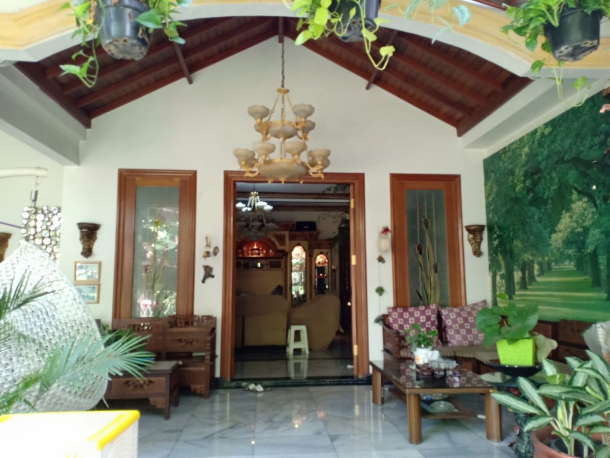 Rumah Mewah Full Furnished di Kerten Laweyan Solo - Foto 14