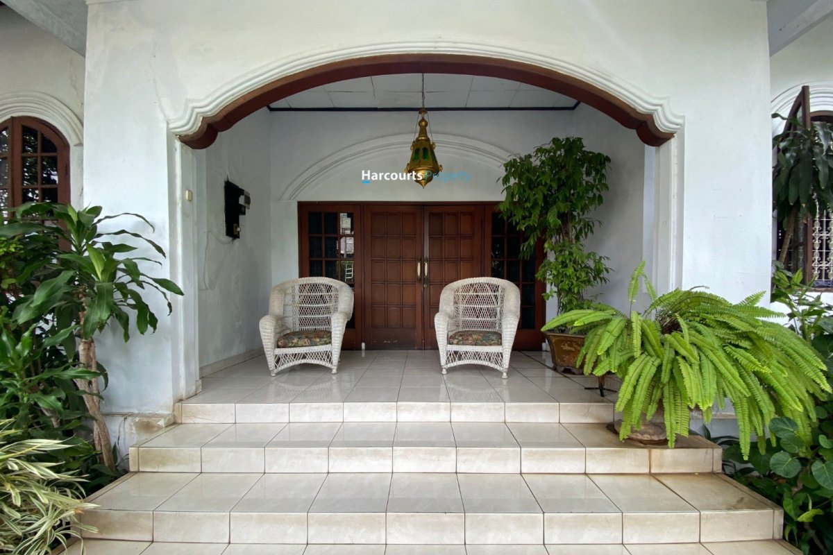 Dijual Rumah Klasik Design Kolonial Area Proklamasi - Foto 2