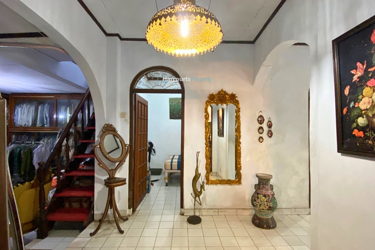 Dijual Rumah Klasik Design Kolonial Area Proklamasi - Foto 3