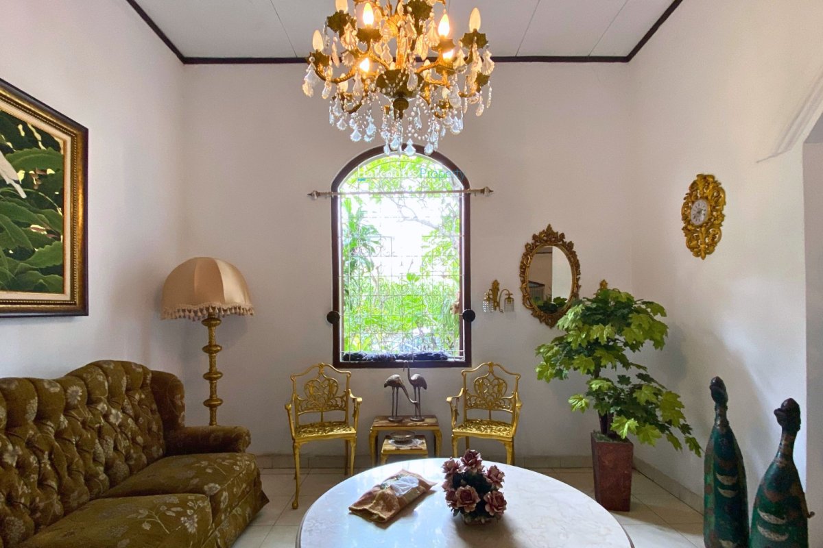 Dijual Rumah Klasik Design Kolonial Area Proklamasi - Foto 9