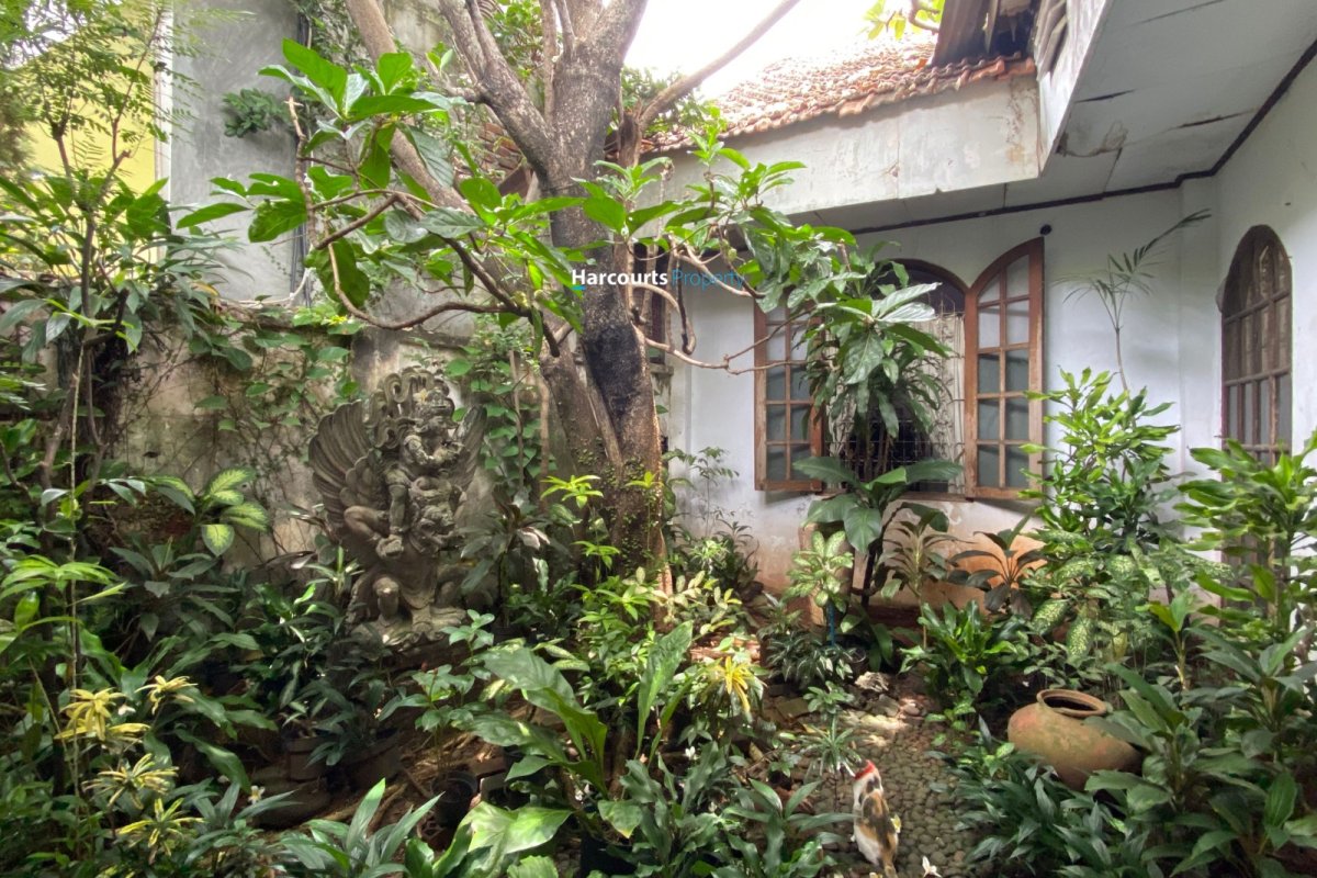 Dijual Rumah Klasik Design Kolonial Area Proklamasi - Foto 10