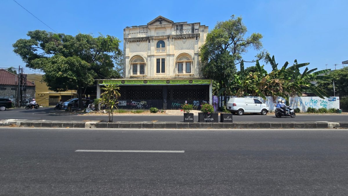 Rumah Mewah dan Ruang Usaha Strategis di Jalan Ahmad Yani