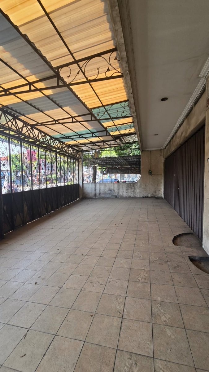 Rumah Mewah dan Ruang Usaha Strategis di Jalan Ahmad Yani - Foto 2