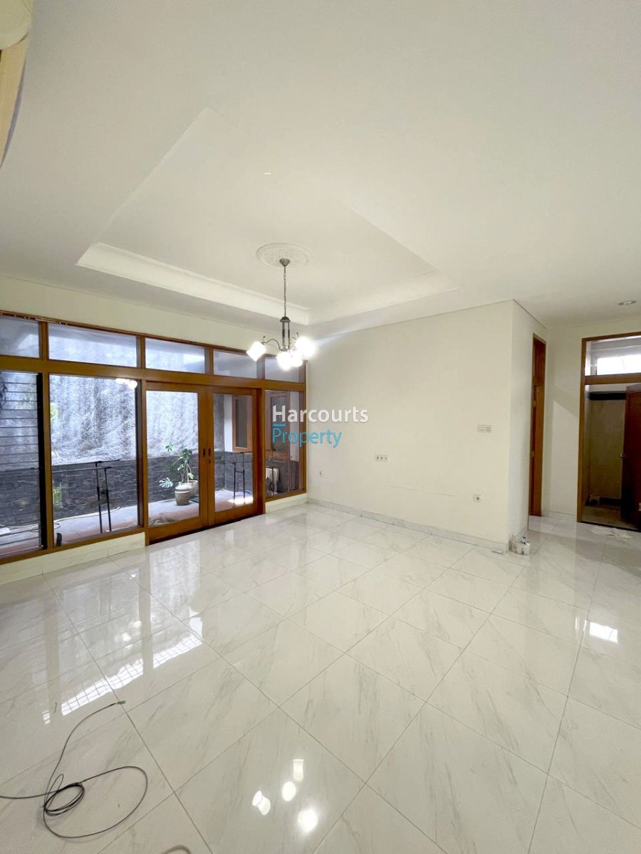 Disewakan Rumah Klasik Terawat Lokasi Strategis Area Pondok Indah - Foto 3