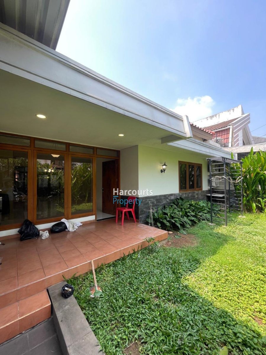 Disewakan Rumah Klasik Terawat Lokasi Strategis Area Pondok Indah