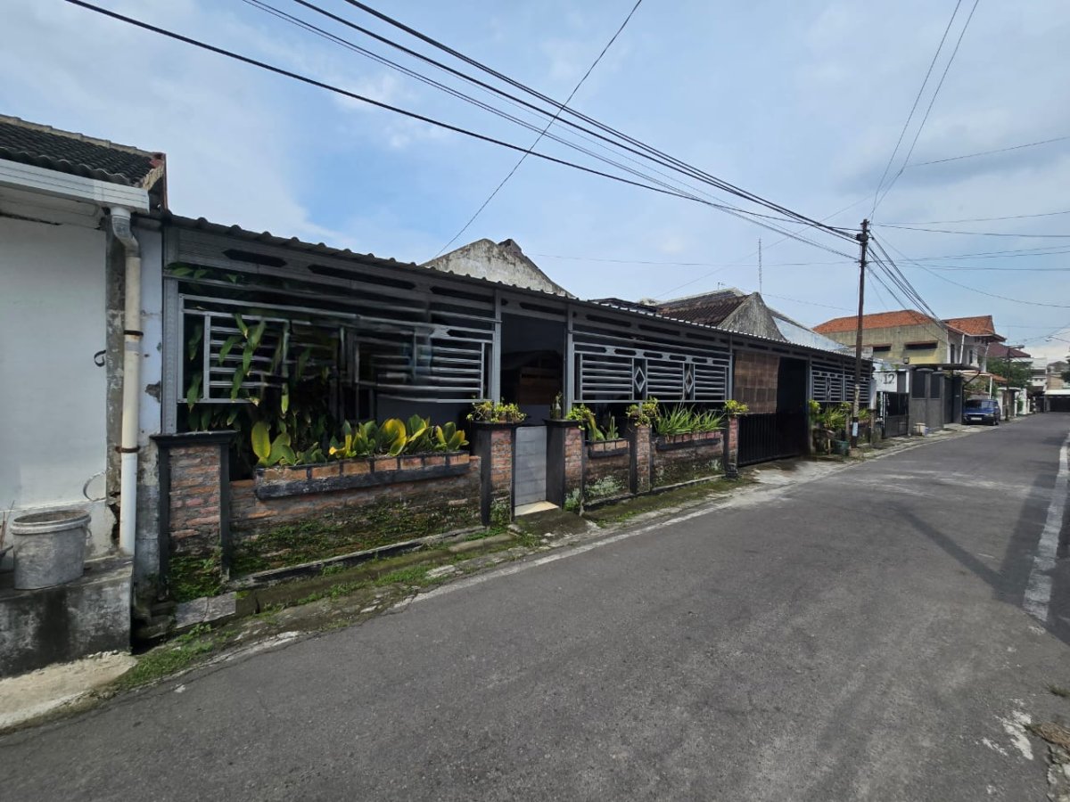 Rumah Hitung Tanah Strategis di Kerten Laweyan Solo - Foto 4