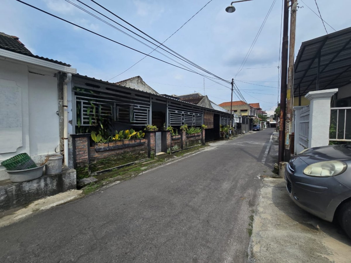 Rumah Hitung Tanah Strategis di Kerten Laweyan Solo - Foto 3