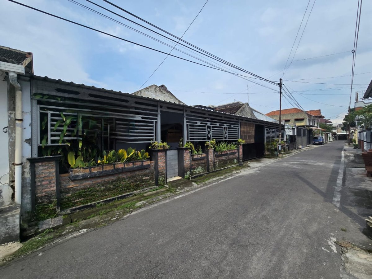 Rumah Hitung Tanah Strategis di Kerten Laweyan Solo - Foto 2