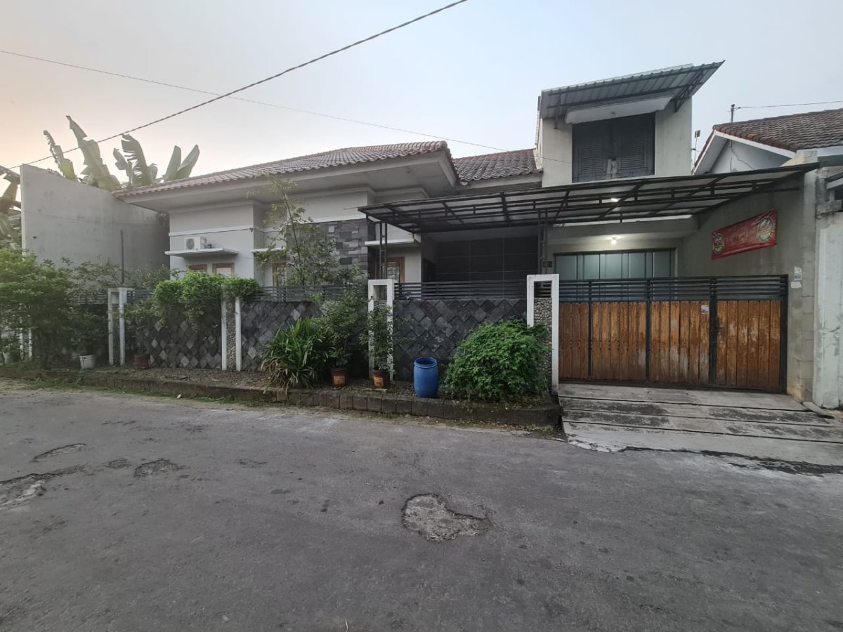 Rumah Mewah Minimalis 1,5 Lantai di Perumahan Puri Gading, Solo Baru