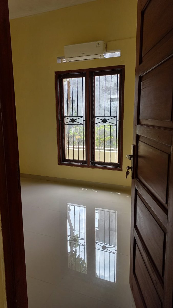 Rumah Bagus dan Bersih di Karangasem Laweyan Solo - Foto 2