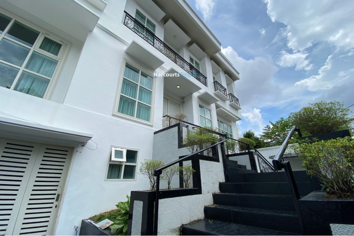 Disewakan Rumah Mewah Lokasi Strategis Area Patra Kuningan - Properti | Harcourts