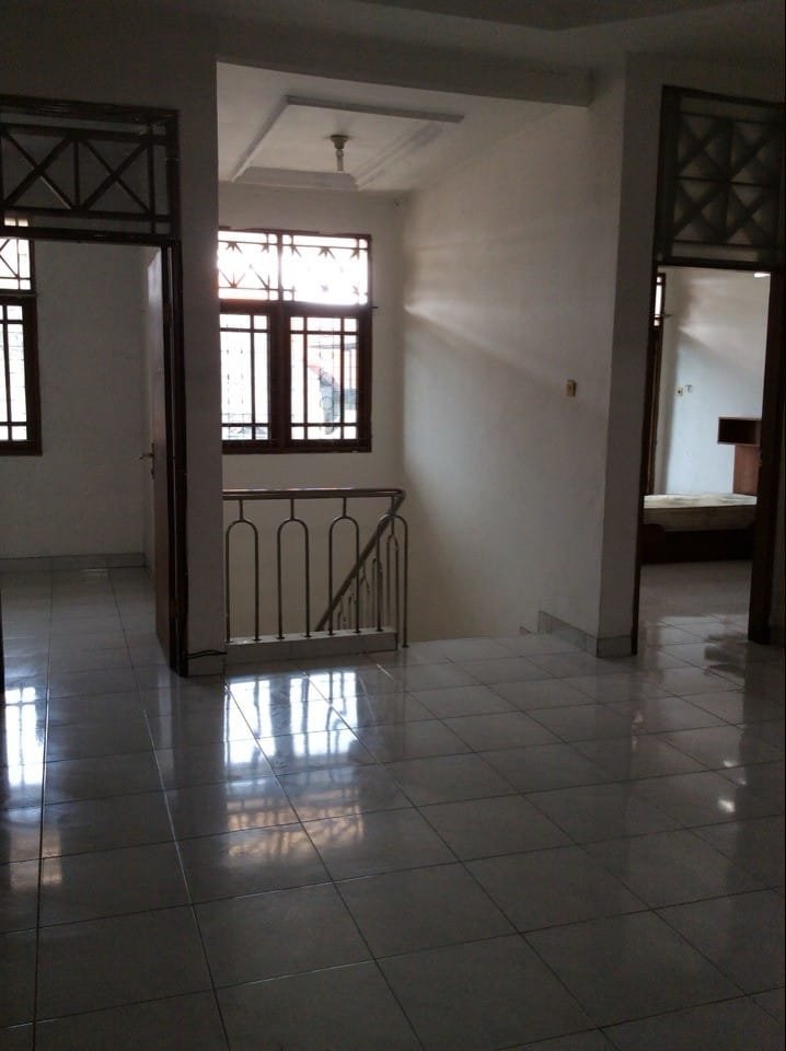 Sewa Rumah 2 lantai di Tomang Grogol Petamburan Jakarta Barat AS - Foto 5